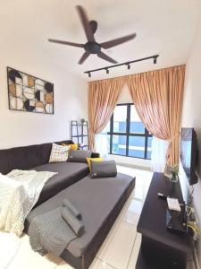 - un salon avec un canapé et un ventilateur de plafond dans l'établissement 4 Traders Garden 1 Bedroom Pool View Netflix WiFi, à Cheras