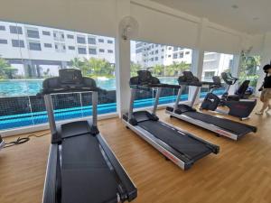 Fitness centrum a/nebo fitness zařízení v ubytování 4 Traders Garden 1 Bedroom Pool View Netflix WiFi