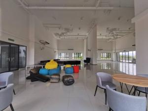 Posezení v ubytování 4 Traders Garden 1 Bedroom Pool View Netflix WiFi