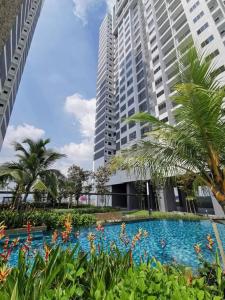 une grande piscine en face de deux grands bâtiments dans l'établissement 4 Traders Garden 1 Bedroom Pool View Netflix WiFi, à Cheras