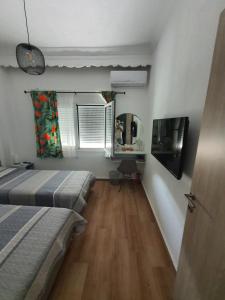 Telewizja i/lub zestaw kina domowego w obiekcie Villa Fer Forze you have the feeling of your own holiday home