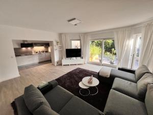 uma sala de estar com um sofá e uma mesa em Veens Crew Home 4 Pax em Dreieich