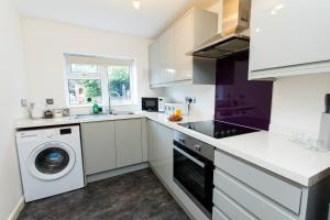 Η κουζίνα ή μικρή κουζίνα στο K Suites - Flat 114 Fulbridge Road +15 φωτογραφίες