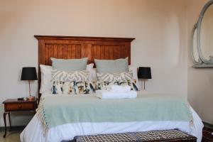 - une chambre avec un lit et 2 serviettes dans l'établissement TreeTops, à Frankfort