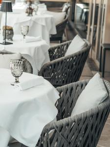 a dining room with tables with white tablecloths at Rocket Rooms Velden in Velden am Wörthersee