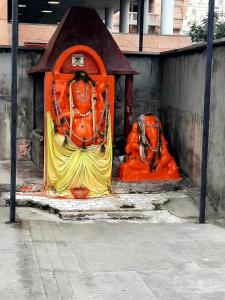 una statua arancione di un cavallo sul lato di un edificio di Anand Kanan a Varanasi