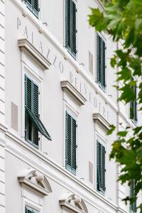ein weißes Gebäude mit den Worten palma hotel benoitgger in der Unterkunft Palazzo BelVedere in Montecatini Terme