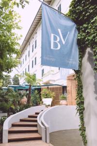 una bandera azul colgando de un edificio con escaleras en Palazzo BelVedere en Montecatini Terme