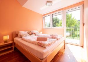 Ένα ή περισσότερα κρεβάτια σε δωμάτιο στο Apartments Apple Garden 4P +28 φωτογραφίες