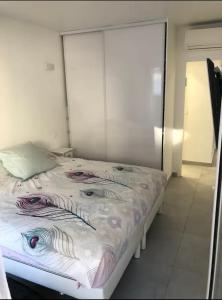 Un dormitorio con una cama con ojos azules. en Impeccable 3 pièces avec balcons, la plage à 50m en Antibes