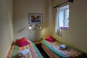 dwa łóżka w pokoju z oknem w obiekcie Meschermolen 8 w mieście Eijsden