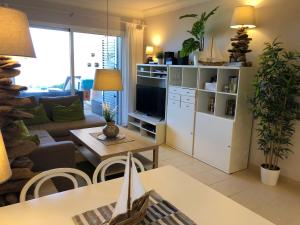 ein Wohnzimmer mit Sofa und Tisch in der Unterkunft Residenz TraumBlick in Puerto de la Cruz