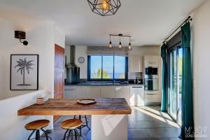 Kuchyň nebo kuchyňský kout v ubytování TIGOUYA - Maison 135m2 - 2 ch et Jacuzzi