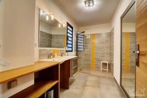 Koupelna v ubytování TIGOUYA - Maison 135m2 - 2 ch et Jacuzzi