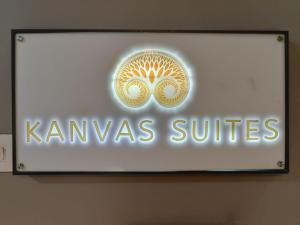 znak dla kennarus przełącza na ścianie w obiekcie Kanvas Suites - Sun N Moon w mieście Palolem