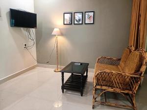 Телевизор и/или развлекательный центр в Kanvas Suites - Sun N Moon