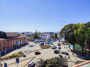 una concurrida calle de la ciudad con coches aparcados en la carretera en Valiha Serviced Apartments Antananarivo, en Antananarivo