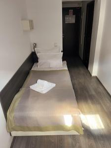 1 cama grande en una habitación con colchón visor en Garni hotel King en Kragujevac