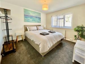 sypialnia z dużym łóżkiem i oknem w obiekcie Knick Knack - 10 Minutes Stroll from Brixham Harbour w mieście Brixham