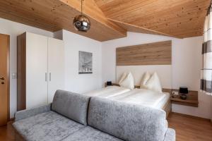 1 dormitorio con 1 cama grande y 1 sofá en Gschwendtners Apartment, en Werfenweng