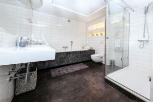 Et badeværelse på #stayhere - Spacious Luxury Town Hall 3BDR Apartment + 51 billeder