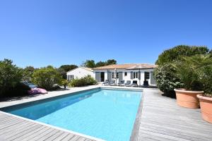 ein Pool vor einem Haus in der Unterkunft Villa Mer 4 Etoiles - 90 M de la Plage Sea and Mountain Pleasure in Sainte-Marie-de-Ré