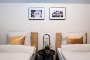 En eller flere senge i et værelse på #stayhere - Spacious Luxury Town Hall 3BDR Apartment