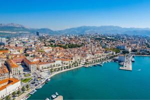 eine Luftansicht der Stadt Dubrovnik in Croatia in der Unterkunft Apartment Tina Split in Split