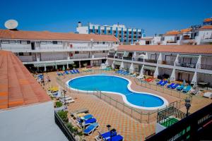 widok na basen w hotelu w obiekcie Bright & Stylish Apartment in Chipeque, Los Cristianos w Aronie