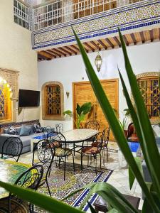 ein Wohnzimmer mit einem Tisch und Stühlen in der Unterkunft Dar Rehab in Rabat