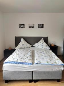 Postel nebo postele na pokoji v ubytování Ferienwohnung Alte Schule Ruhwarden