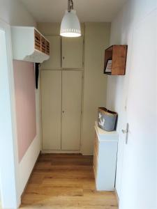 ein leerer Raum mit einem Schrank und einer Tür in der Unterkunft Ferienwohnung Alte Schule Ruhwarden in Ruhwarden + 12 Fotos