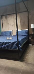 Schlafzimmer mit einem Bett mit blauer Bettwäsche und Kissen in der Unterkunft B&B af in Massafra