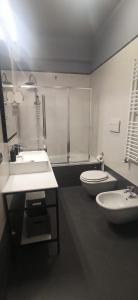 ein Badezimmer mit zwei Waschbecken und einem WC in der Unterkunft B&B af in Massafra
