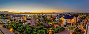克拉伦代克Delfins Beach Resort Bonaire, Tapestry Collection by Hilton的日落时分度假村的空中景致