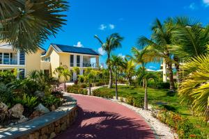 Delfins Beach Resort Bonaire, Tapestry Collection by Hilton外面的花园