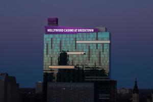 un edificio con un letrero púrpura encima en Hollywood Casino at Greektown en Detroit