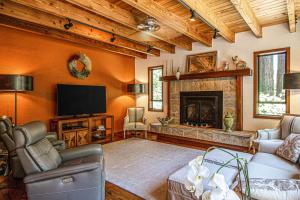Cazadero的住宿－Sunrise Mountain Retreat，客厅设有壁炉和电视。
