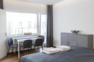 ヴァーネミュンデにあるLIGHTHOUSE APPARTEMENTSのベッドルーム1室(ベッド1台、テーブル、椅子付)