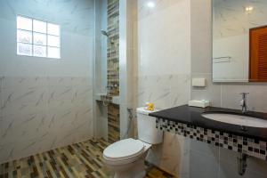 een badkamer met een toilet en een wastafel bij Areeka Resort Phuket in Thalang