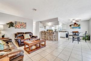 ein Wohnzimmer mit Sofa und Tisch in der Unterkunft Blissful Beach Retreat B in Englewood