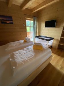 sypialnia z łóżkiem i biurkiem w kabinie w obiekcie Holzknechthütte w mieście Lachtal
