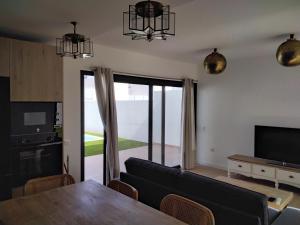 una sala de estar con un sofá y una mesa en OCEAN VIEW Lajares, en Lajares