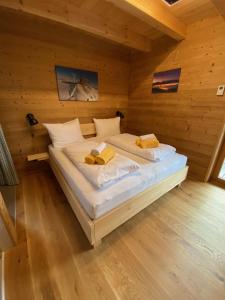 1 dormitorio con 1 cama en una cabaña de madera en Skihütte, en Lachtal