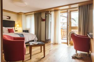 TV a/nebo společenská místnost v ubytování la couronne Hotel & Spa
