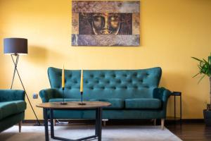 sala de estar con sofá azul y mesa en FREE LIVING - VW näher geht nicht, Parkplatz, Küche, Wlan en Wolfsburg