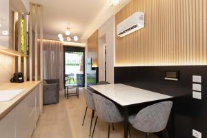LUX&EASY Athens Downtown Residences的厨房或小厨房