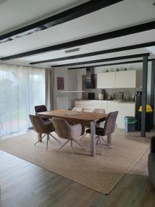 einen Esstisch und Stühle in der Küche in der Unterkunft Landhaus Sandra in Lütow