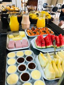 un buffet con diferentes tipos de postres y bebidas en Marca Hotel, en Nova Santa Medianeira