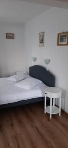 a bedroom with a bed and a white table at Piccola Italia Casa Racovita in Cluj-Napoca